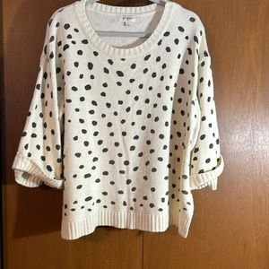 umgee USA medium sweater. 3/4 length sleeves. Gray polka dots. Loose fitting.